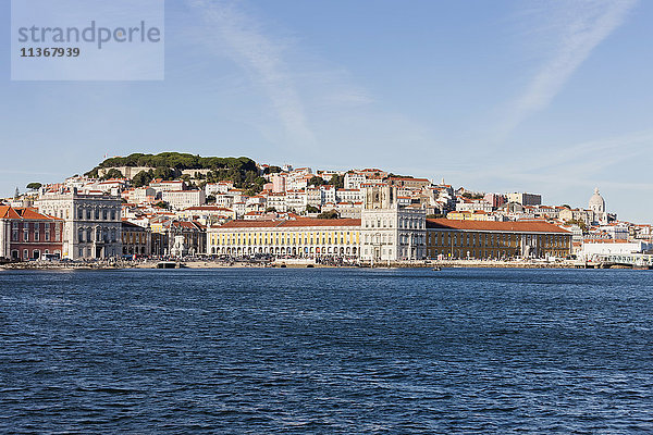 Fernansicht der Stadt am Wasser  Lissabon  Portugal