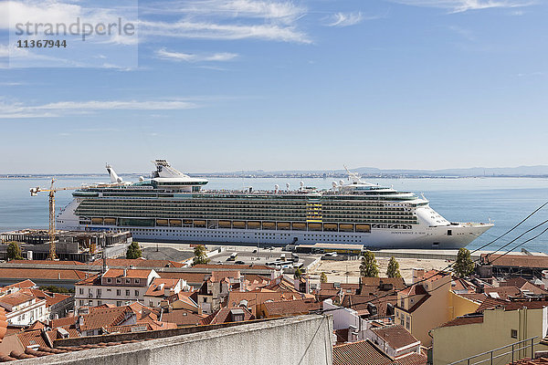 Königliches Kreuzfahrtschiff im Hafen  Lissabon  Portugal
