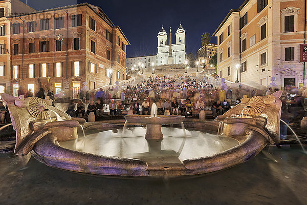 Touristen sitzen auf der Spanischen Treppe am Brunnen  Piazza di Spagna  Rom  Italien