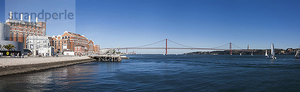 MAAT-Museum am Fluss  25. April Brücke  Fluss Tejo  Lissabon  Portugal