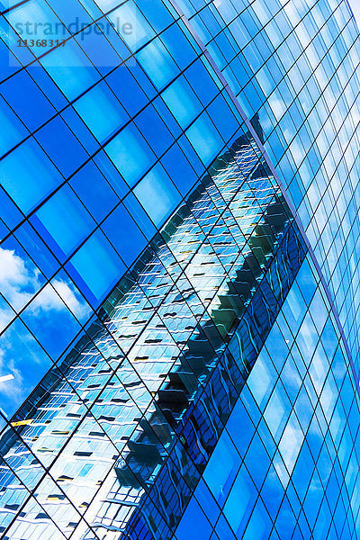 USA  New York  Wolken spiegeln sich in einem gläsernen Bürogebäude