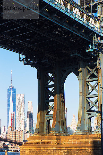 USA  New York  Brooklyn-Brücke und Wolkenkratzer im Hintergrund