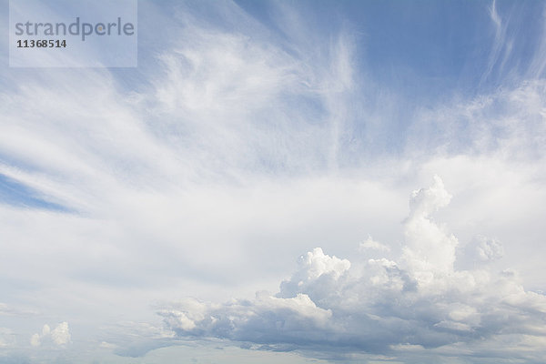 Cirrus- und Cumuluswolken am blauen Himmel