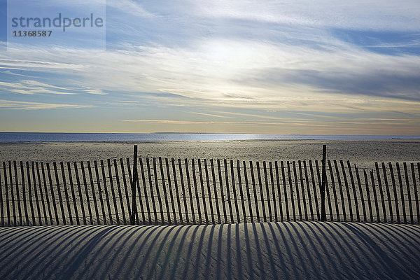 USA  New York  Lond Island  Zaun am Strand bei Sonnenuntergang