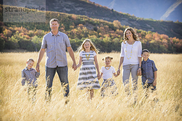 USA  Utah  Provo  Familie mit drei Kindern (4-5  6-7  8-9) stehend im Feld