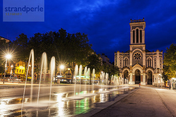 Frankreich  Auvergne-Rhone-Alpes  Saint-Etienne  Kathedrale Saint-Charles-de-Borrome bei Nacht