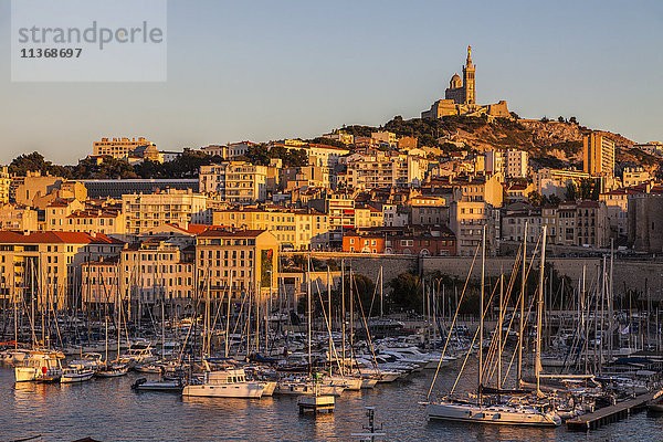 Frankreich  Provence-Alpes-Cote d'Azur  Marseille  Notre-Dame de la Garde oberhalb des Vieux port - Alter Hafen