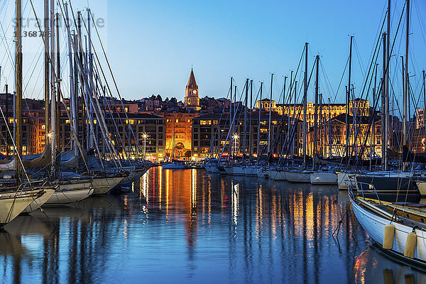 Frankreich  Provence-Alpes-Cote d'Azur  Marseille  Vieux port - Alter Hafen in der Abenddämmerung