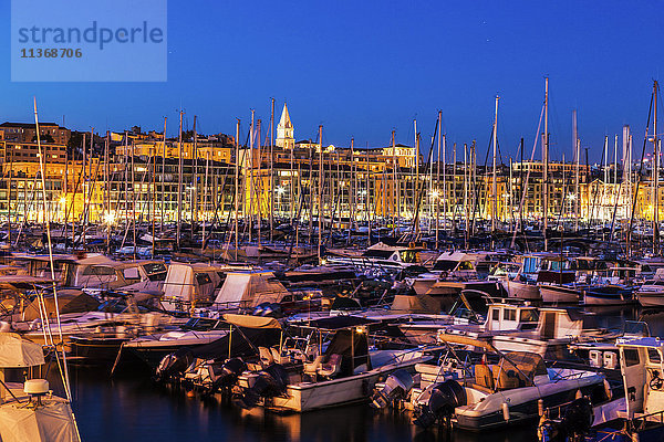 Frankreich  Provence-Alpes-Cote d'Azur  Marseille  Belebter Vieux Port - Alter Hafen in der Abenddämmerung