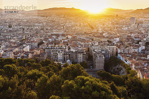 Frankreich  Provence-Alpes-Cote d'Azur  Marseille  Stadtbild in der Abenddämmerung