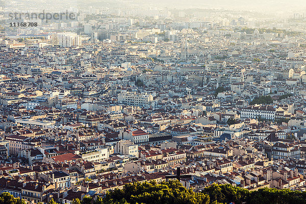 Frankreich  Provence-Alpes-Cote d'Azur  Marseille  Stadtbild an einem sonnigen Tag