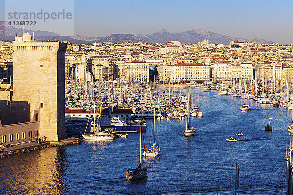 Frankreich  Provence-Alpes-Cote d'Azur  Marseille  Stadtbild mit Vieux port - Alter Hafen
