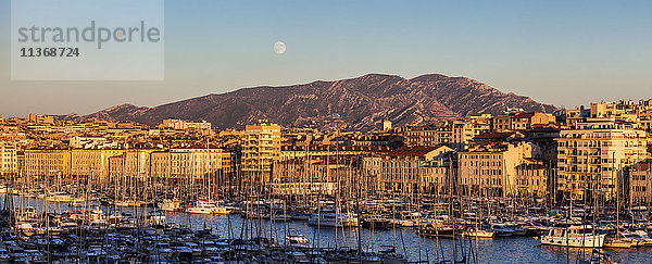 Frankreich  Provence-Alpes-Cote d'Azur  Marseille  Stadtbild mit Vieux port - Alter Hafen  Berg im Hintergrund