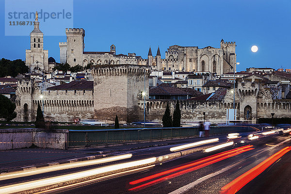Frankreich  Provence-Alpes-Cote d'Azur  Avignon  Altstadt  Straße im Vordergrund
