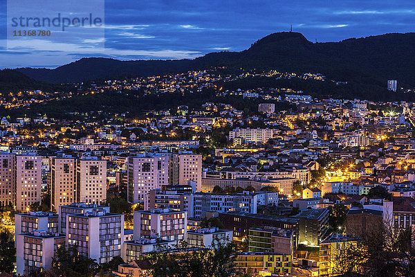 Frankreich  Auvergne-Rhone-Alpes  Clermont-Ferrand  Stadtbild in der Abenddämmerung