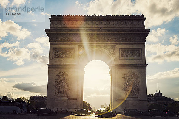 Frankreich  Paris  Arc de Triomphe bei Sonnenaufgang