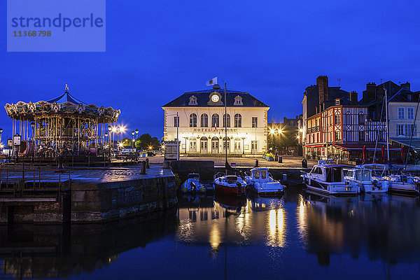 Frankreich  Normandie  Honfleur  Rathaus mit Hafen in der Abenddämmerung