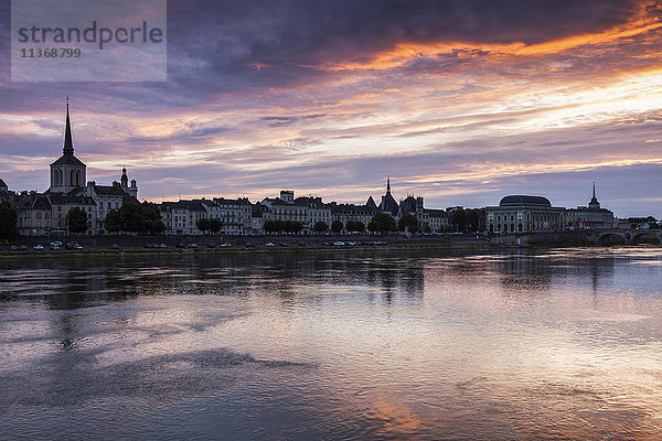 Frankreich  Pays de la Loire  Saumur  Stadt am Wasser bei Sonnenuntergang