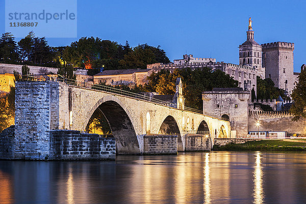 Frankreich  Provence-Alpes-Cote d'Azur  Avignon  Pont Saint-Benezet an der Rhone und Kathedrale von Avignon in der Abenddämmerung