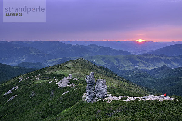 Ukraine  Gebiet Iwano-Frankiwsk  Bezirk Werchowyna  Karpaten  Tschernohora  Berglandschaft bei Sonnenuntergang