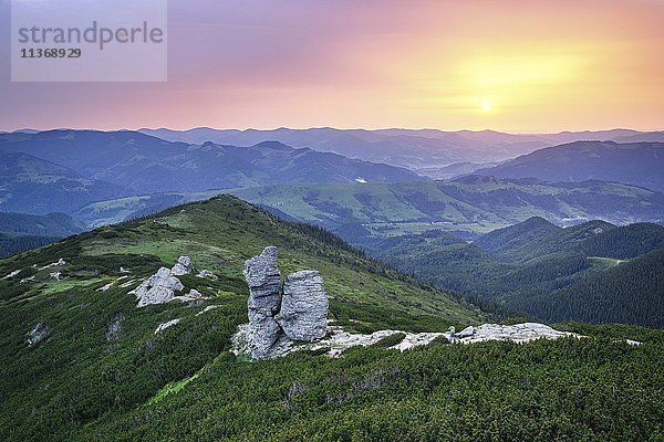 Ukraine  Gebiet Iwano-Frankiwsk  Bezirk Werchowyna  Karpaten  Tschernohora  Berglandschaft bei Sonnenuntergang