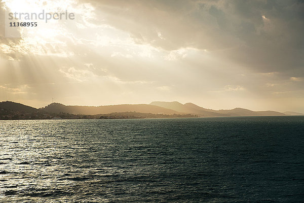 Kroatien  Insel Ugljan  Sonnenstrahlen leuchten auf der Meeresoberfläche