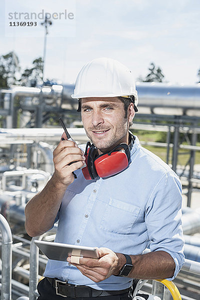 Männlicher Ingenieur im Gespräch mit Walkie-Talkie in einem geothermischen Kraftwerk