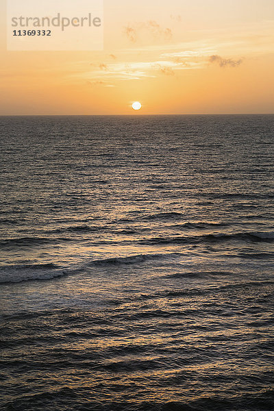 Blick auf den Sonnenuntergang über dem Meer  Westliche Provinz  Sri Lanka