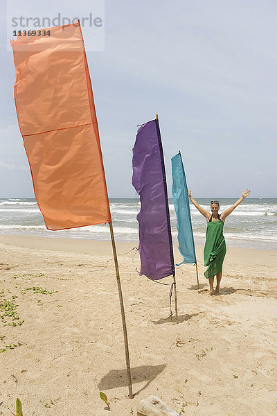 Bunte Flaggen mit glücklicher Frau am Strand  Westprovinz  Sri Lanka