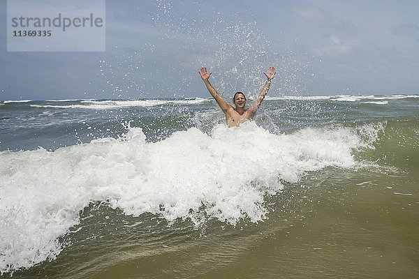 Wellen plätschern auf einen Mann im Meer  Westprovinz  Sri Lanka