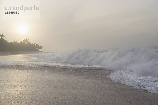 Gezeiten am Strand  Tangalle  Südprovinz  Sri Lanka