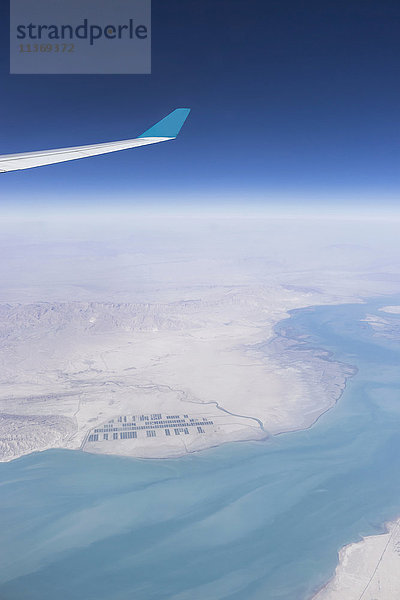 Ausgeschnittenes Bild eines Flugzeugs  das über den Oman und das Rote Meer fliegt Iran  Oman