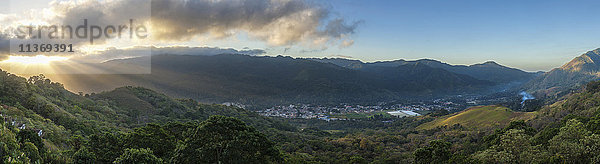 Schöne malerische Aussicht auf Stadt entfernten Berg und bewölkten Himmel  Caripe  Monagas  Venezuela