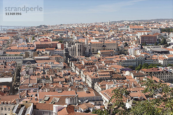 Blick über die Dächer und das Carmo-Kloster von Lissabon  Portugal