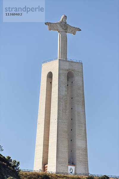 Christus der König Statue gegen den Himmel  Setubal  Lissabon  Portugal