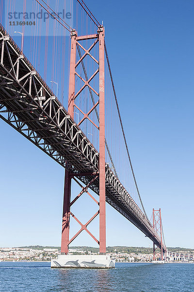 Brücke über den Fluss  25. April Brücke  Fluss Tejo  Lissabon  Portugal