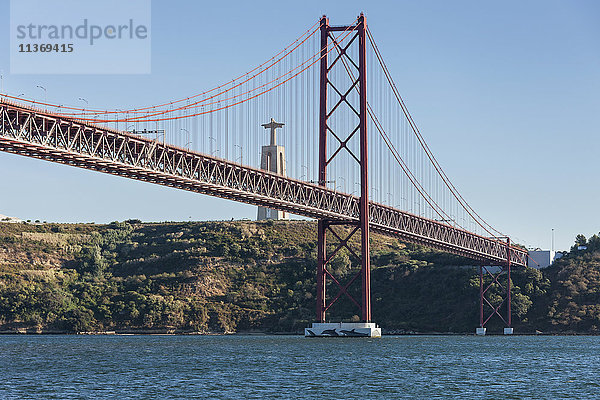 25. April Brücke über den Tejo und Cristo Rei Statue  Lissabon  Portugal