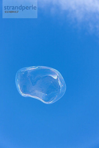 Nahaufnahme einer in der Luft schwebenden Seifenblase  Lissabon  Portugal