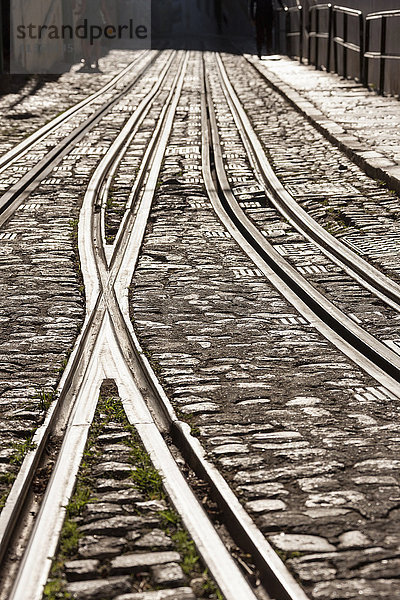 Eisenbahnschienen auf einer Straße  Lissabon  Portugal