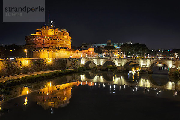 Brücke und Ponte SantAngelo bei Nacht beleuchtet  Rom  Italien