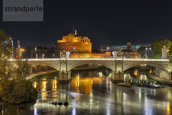 Brücke und Ponte SantAngelo bei Nacht beleuchtet  Rom  Italien