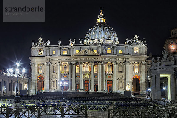 Beleuchtete Kathedrale und Säule auf dem Petersplatz  Rom  Italien