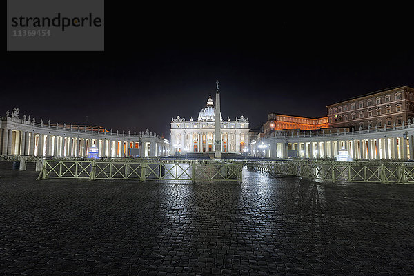 Beleuchtete Kathedrale und Säule auf dem Petersplatz  Rom  Italien