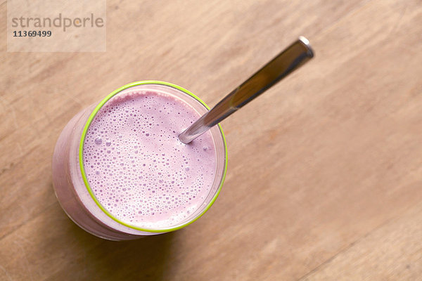 Nahaufnahme von Erdbeerjoghurt mit Löffel