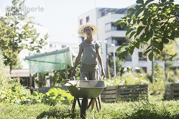 Ältere Frau arbeitet im städtischen Garten