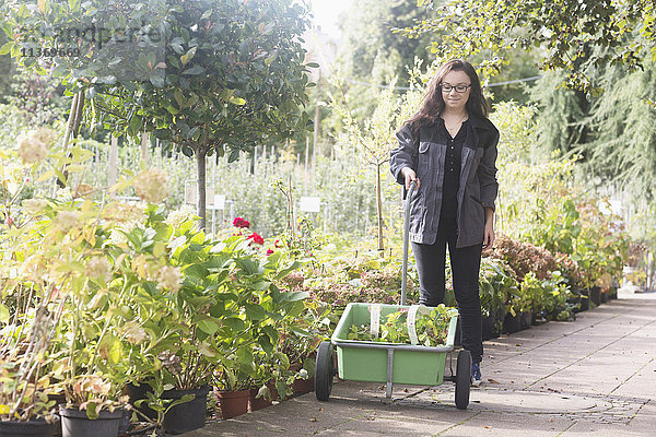 Junge Frau arbeitet in einem Garten