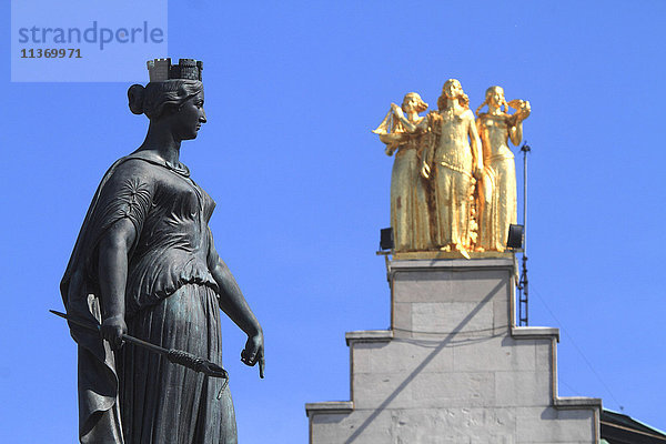 Frankreich  Nordostfrankreich  Lille  Säule der Göttin auf dem Platz des Generals De Gaulle. Hintergrund: Hauptsitz der Zeitung La Voix du Nord mit 3 goldenen Statuen an der Spitze.