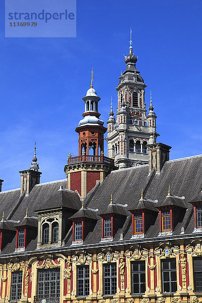 Frankreich  Nordostfrankreich  Lille  General De Gaulle Platz  alte Börse. Hintergrund : Glockenturm der Industrie- und Handelskammer
