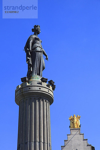 Frankreich  Nordostfrankreich  Lille  Säule der Göttin am General De Gaulle Platz. Hintergrund : Hauptsitz der Zeitung La Voix du Nord mit 3 goldenen Statuen