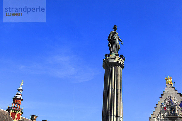 Frankreich  Nordostfrankreich  Lille  Säule der Göttin am General De Gaulle Platz. Hintergrund : Hauptsitz der Zeitung La Voix du Nord mit 3 goldenen Statuen an der Spitze (3 französische Regionen)